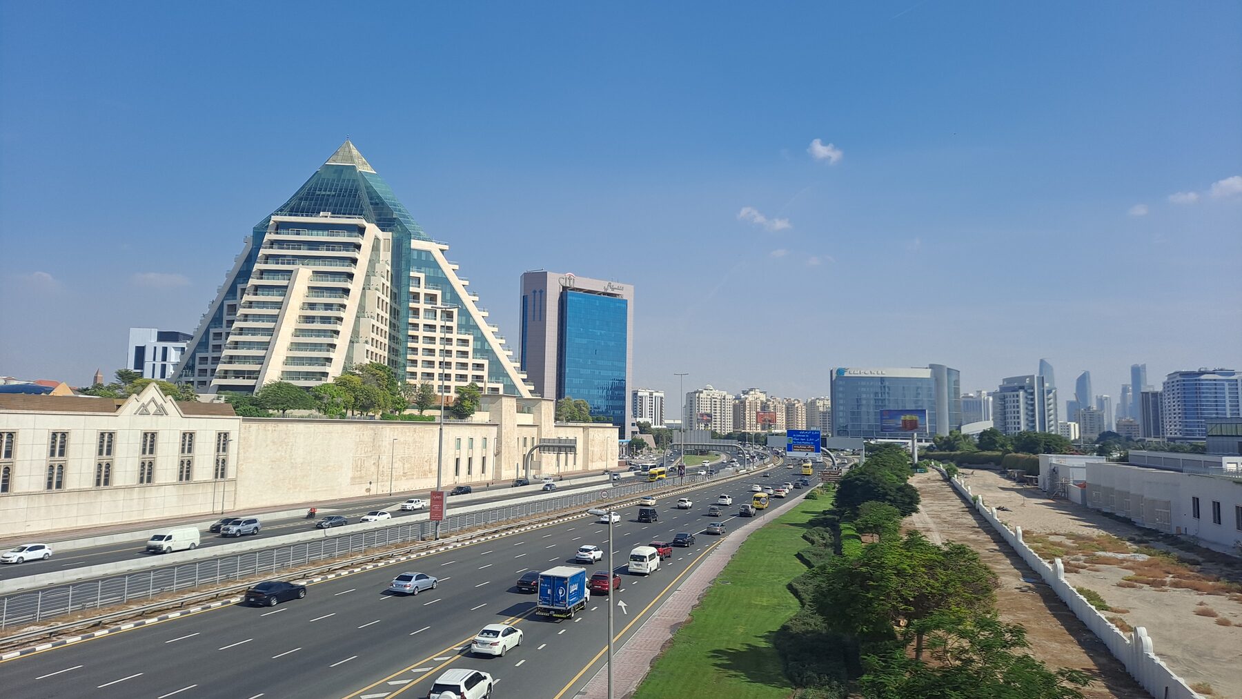 شارع رئيسي يمرّ عبر منطقة في دبي، وهو البنية التحتية التي تحدّد كيف تنضج المنطقة الصاعدة