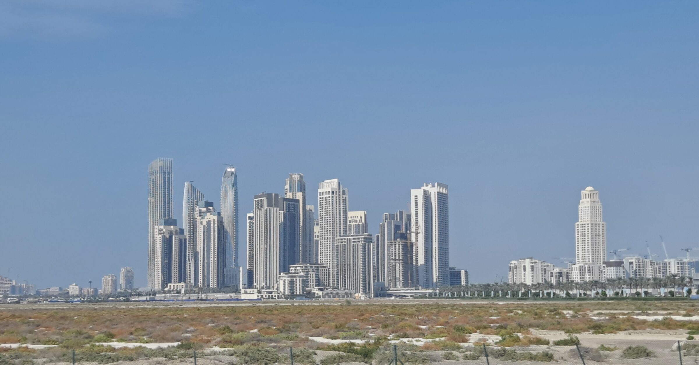 أفق دبي من أطراف الصحراء، حيث تواصل المدينة توسّعها