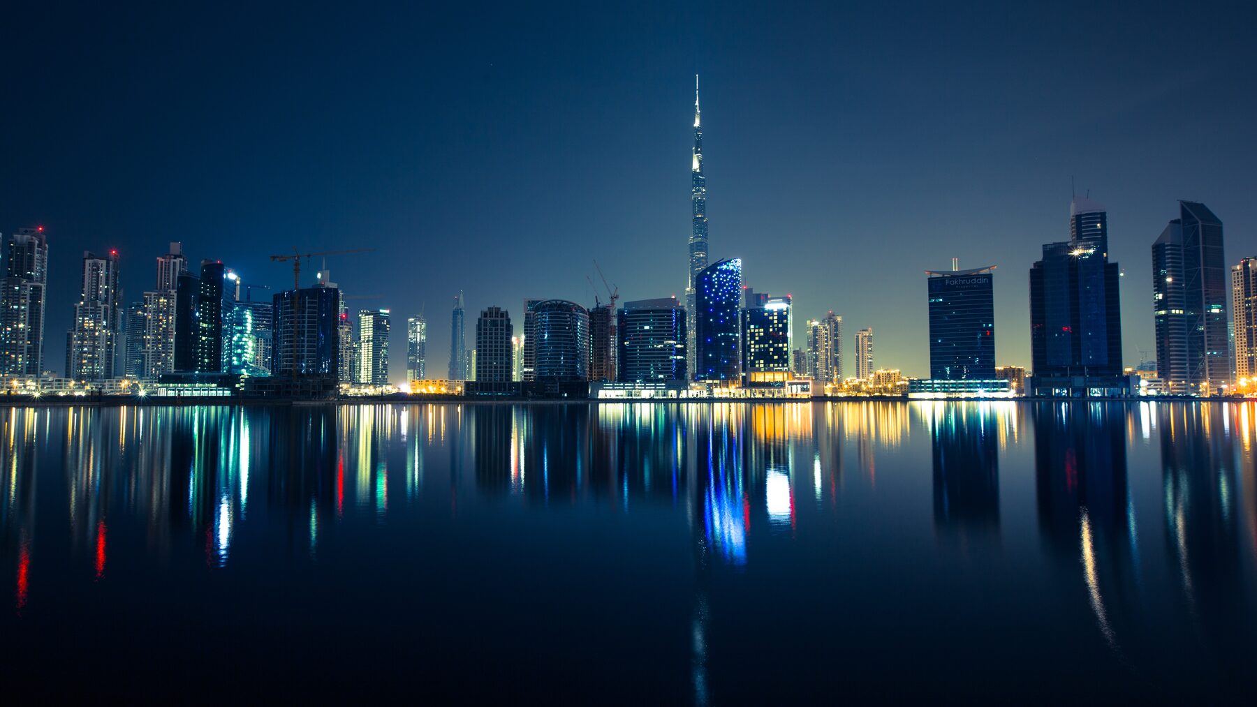 انعكاس أفق الخليج التجاري ليلًا، حيث تقع الأبراج الرئيسية لبن غاطي