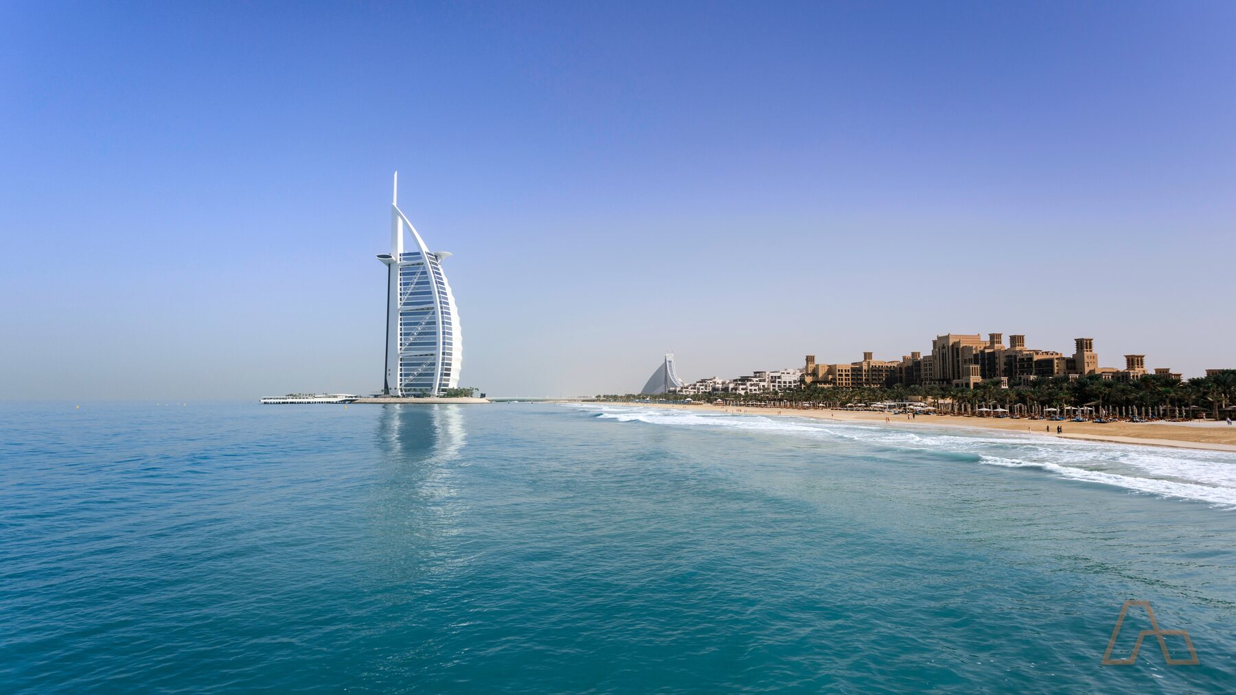 العقارات ذات العلامات التجارية في دبي: ماذا تشتري العلاوة فعلًا، ومتى لا تصمد