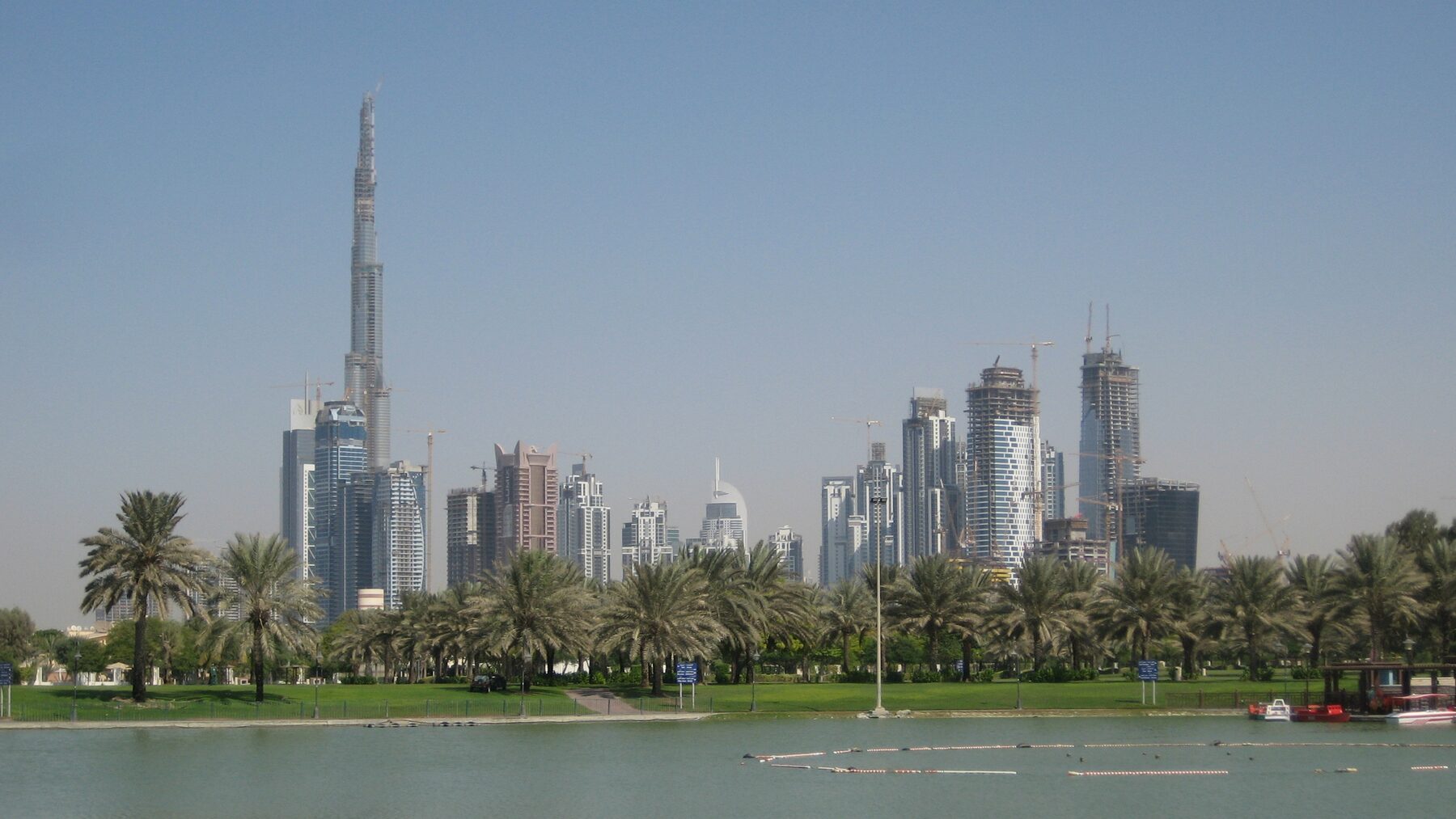 الخليج التجاري وأفق وسط المدينة، حيث يقع برجا Bayz 101 وBayz 102 من دانوب