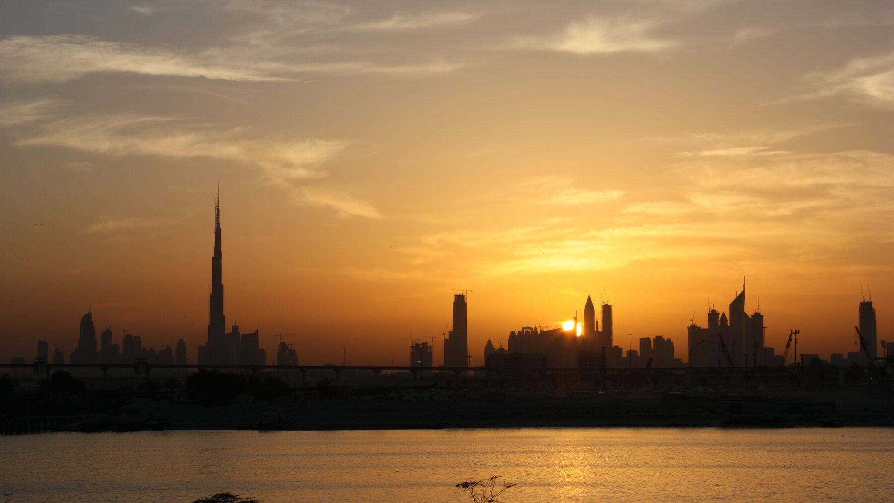 أفق دبي عند الغروب