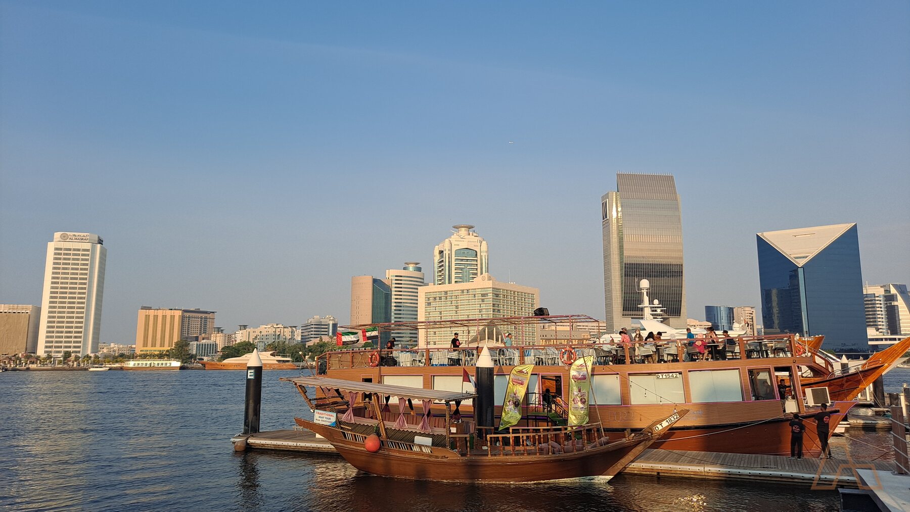 سفينة شراعية في الخور وخلفها أبراج ديرة