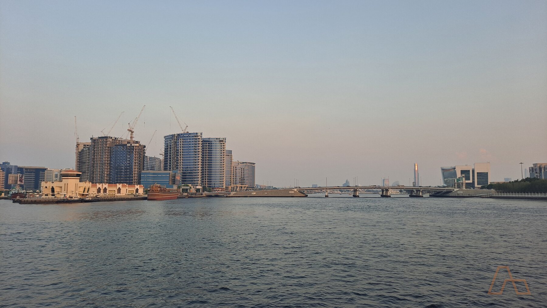 مصبّ الخور والمدينة المنخفضة خلفه