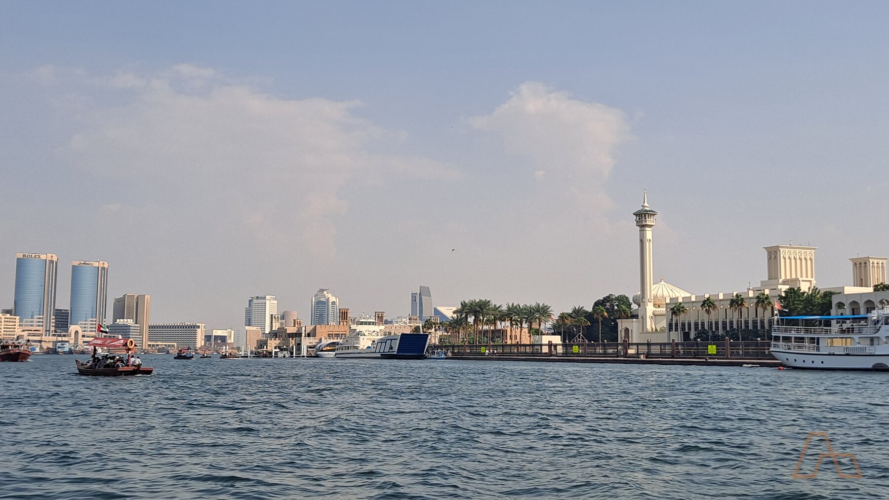 واجهة الخور ومئذنة مسجد