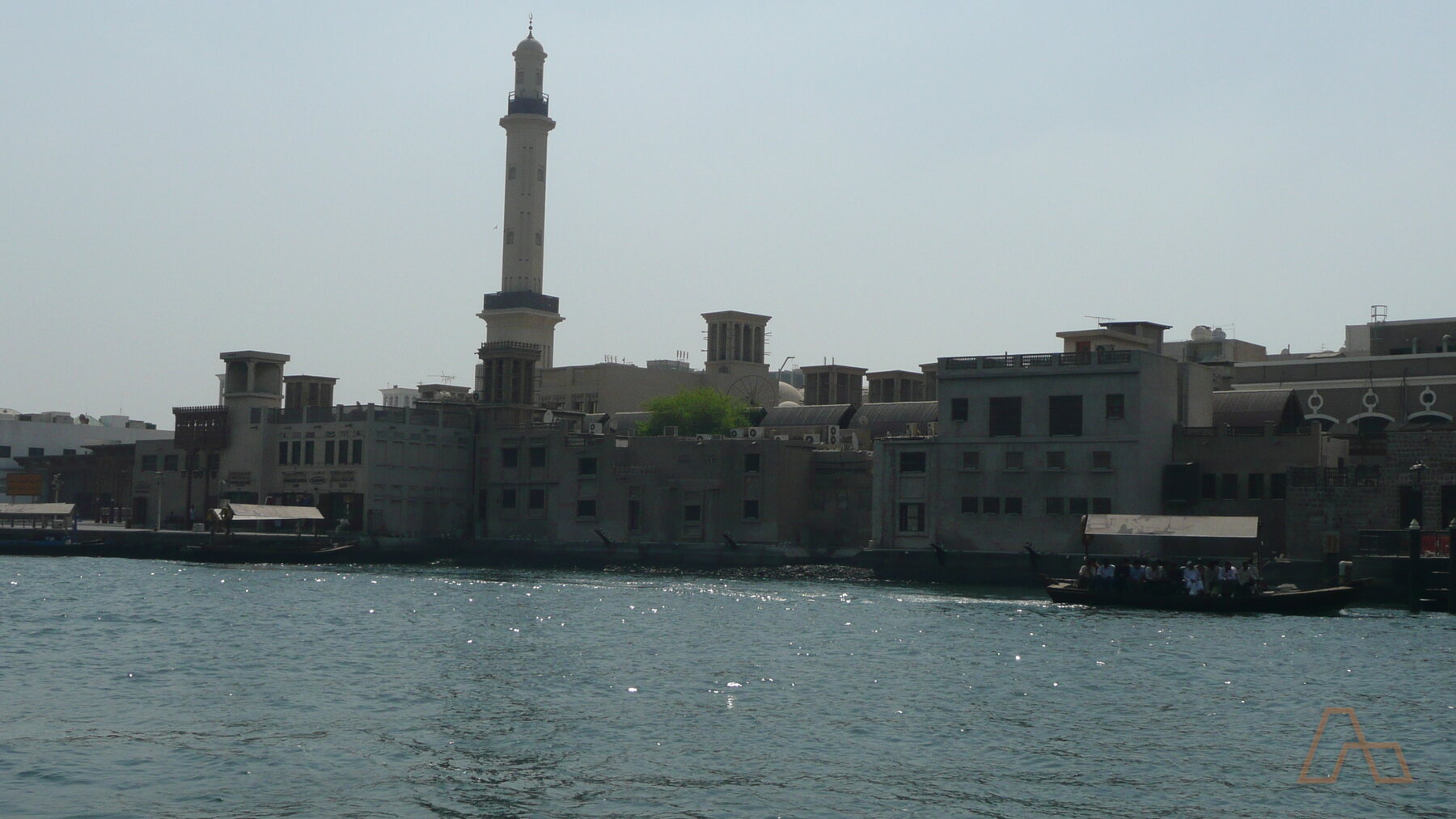 دبي التاريخية على الخور ببراجيلها