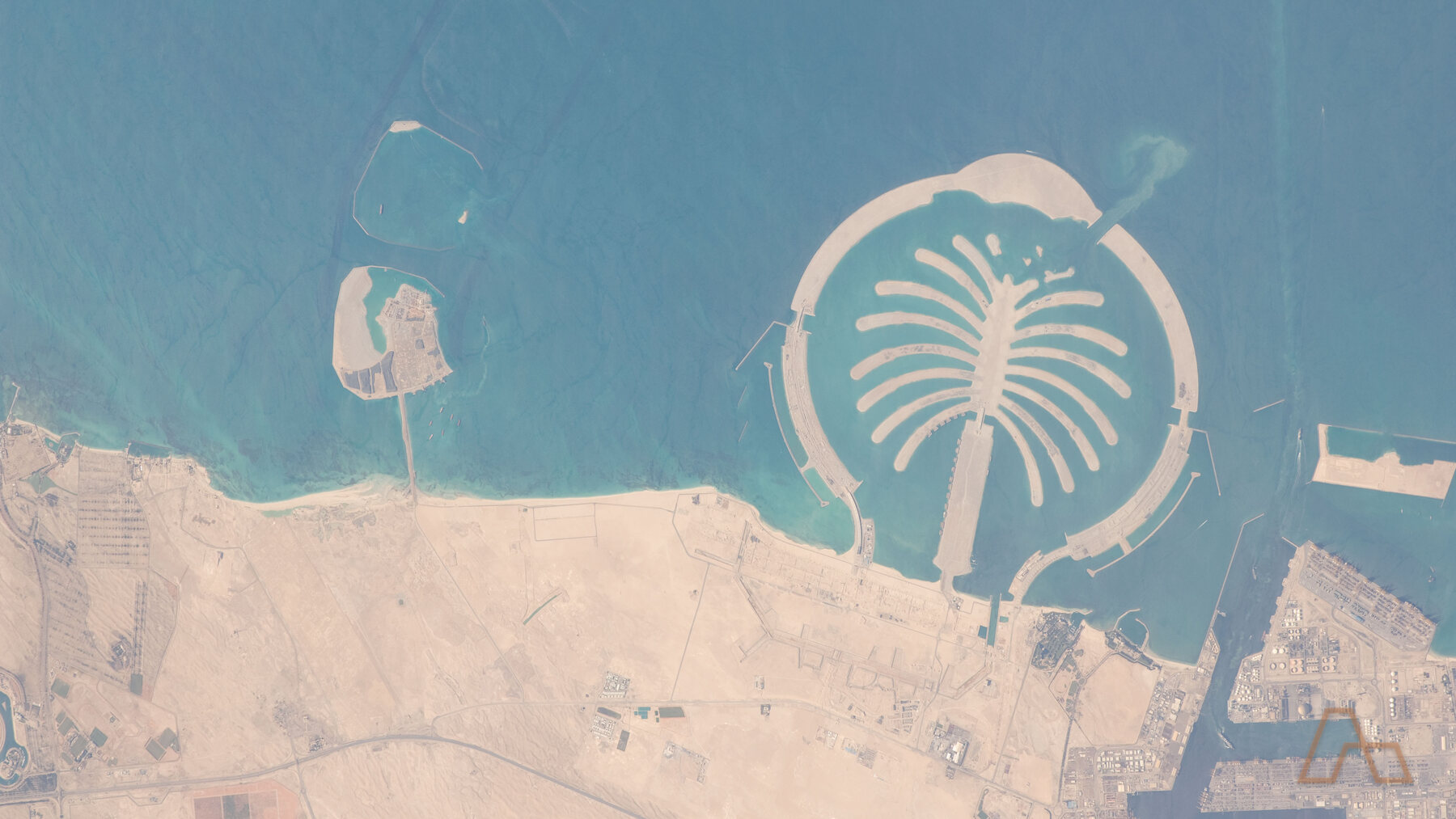 نخلة جميرا وجزر العالم من الأعلى