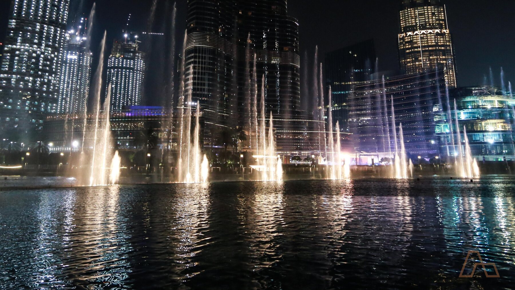 وسط مدينة دبي والنافورة ليلًا