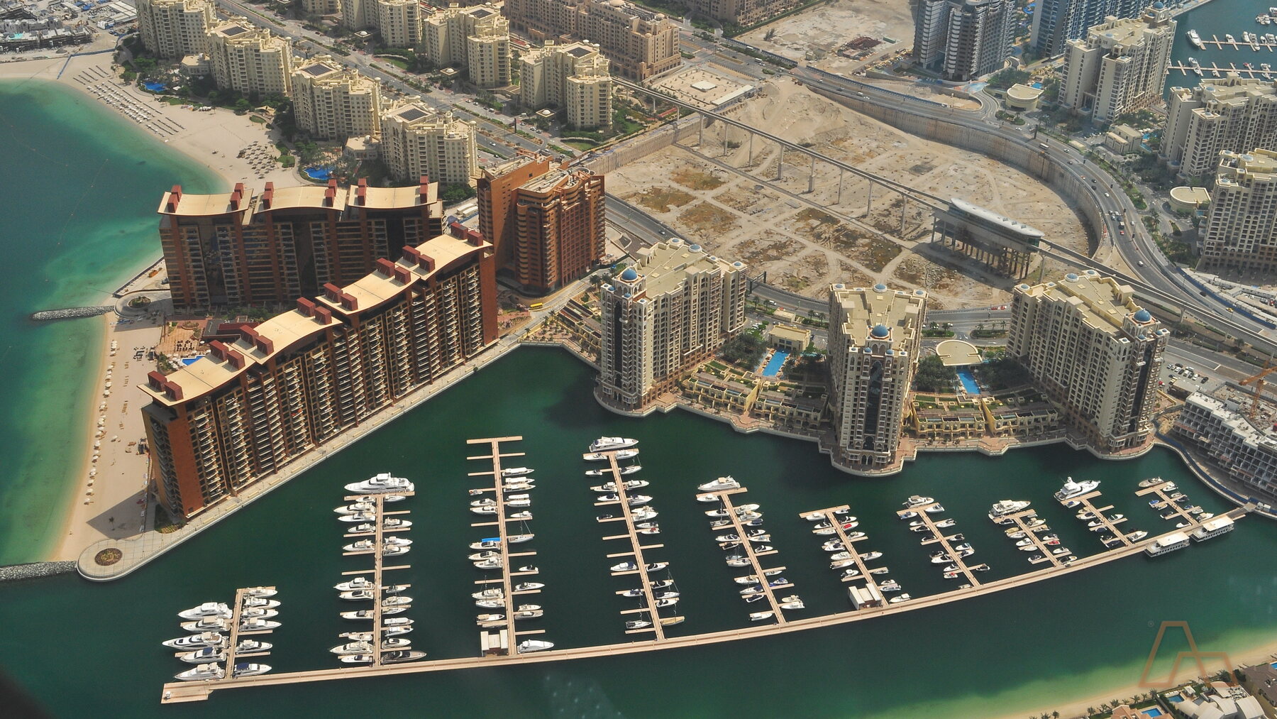 مساكن على الواجهة المائية ومرسى في نخلة جميرا