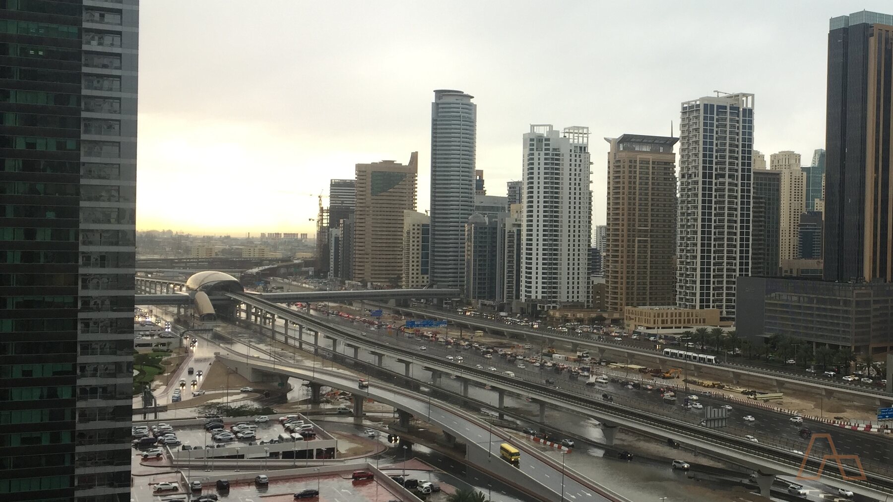أبراج المارينا وممر المترو بعد المطر