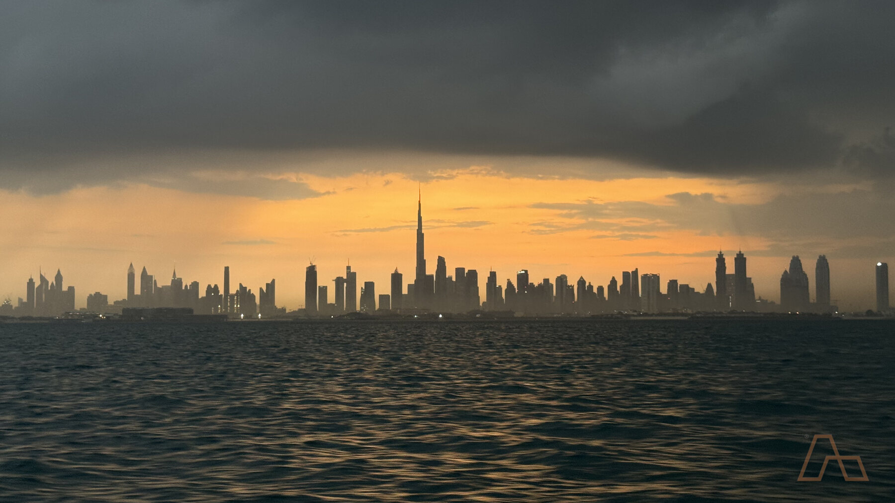 أفق دبي تحت ضوء العاصفة من جهة الماء