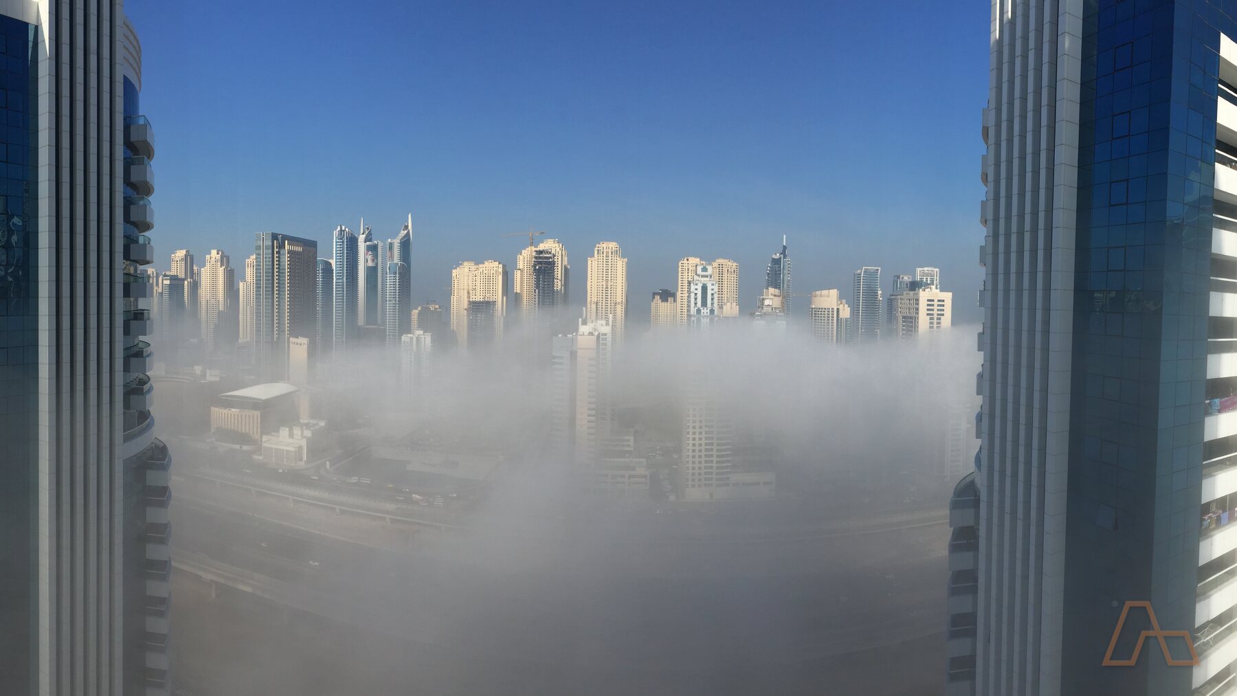 أبراج أبراج بحيرات جميرا فوق ضباب الصباح